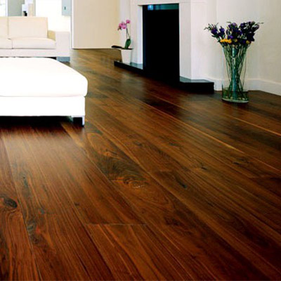 Drewniana podłoga w salonie